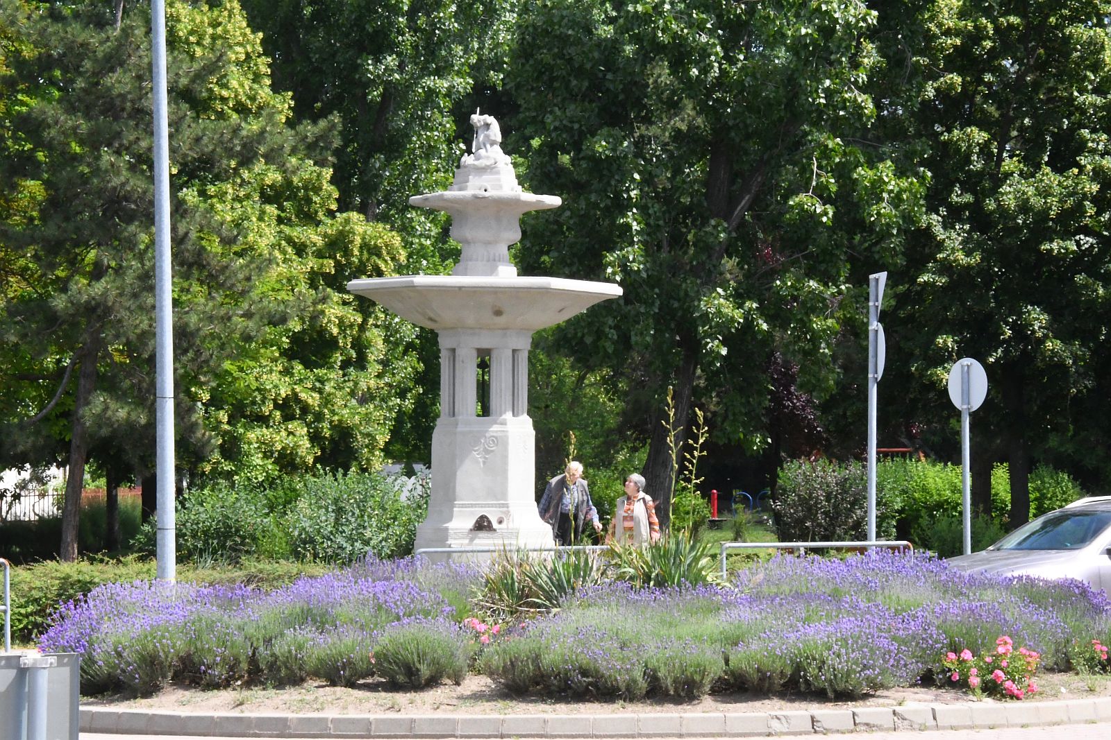 Elkészült a Szent György kút felújítása - Felsőváros plébánosa is megáldotta